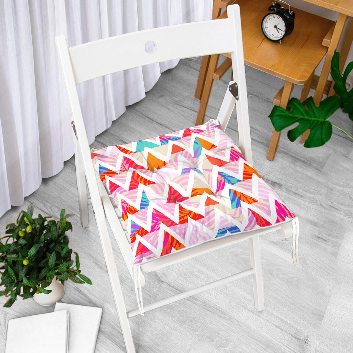 Geometrik Desenli Renkli Zeminli Modern Pofuduk Sandalye Minderi Realhomes
