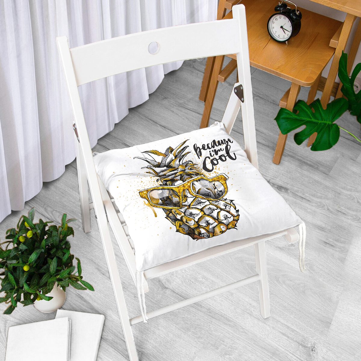 Beyaz Zeminde 3D Ananas Özel Tasarımlı Pofuduk Sandalye Minderi Realhomes