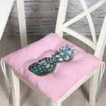 - P3244-Gorsel - Realhomes Pembe Zeminde 3D Ananas Temalı Modern Pofuduk Sandalye Minderi Realhomes
