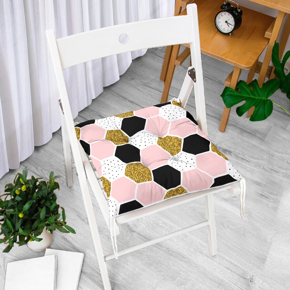 Geometrik Petek Desenli Altın Detaylı Modern Pofuduk Sandalye Minderi Realhomes
