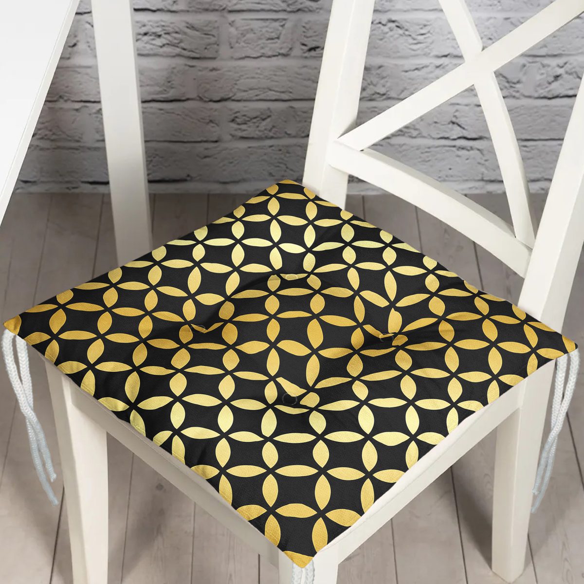 Siyah Zeminde Gold Geometrik Desenli Dekoratif Pofuduk Sandalye Minderi Realhomes