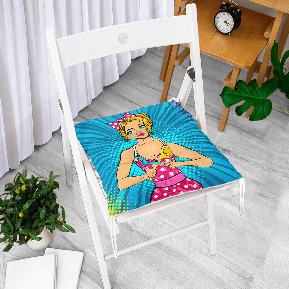 Mavi Zemini Popart Girl Desenli Dekoratif Pofuduk Sandalye Minderi Realhomes