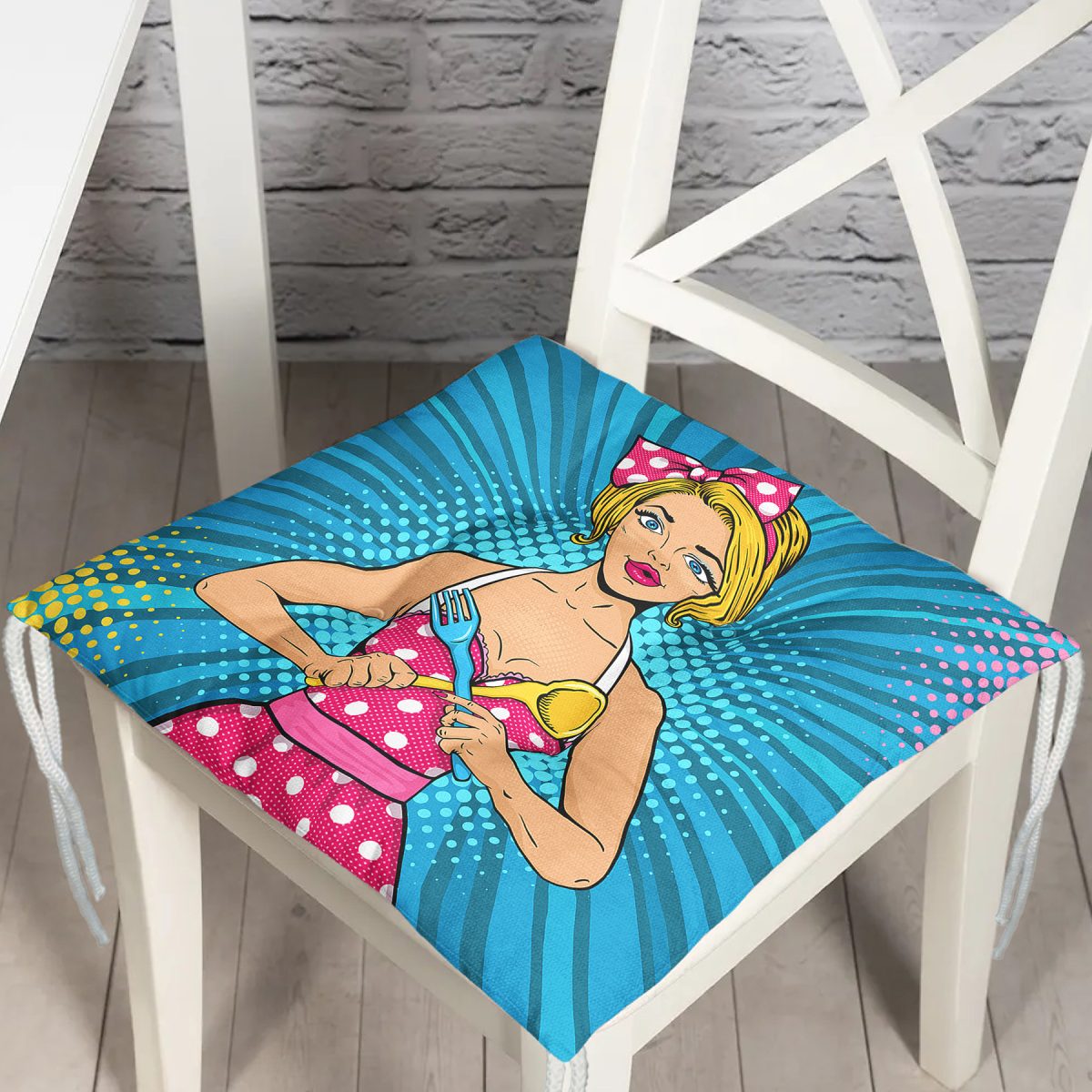 Mavi Zemini Popart Girl Desenli Dekoratif Pofuduk Sandalye Minderi Realhomes