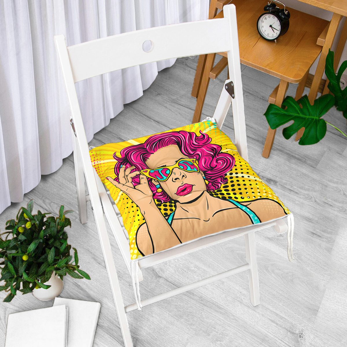 Sarı Zeminli Pop Art Girl Desenli Dekoratif Pofuduk Sandalye Minderi Realhomes