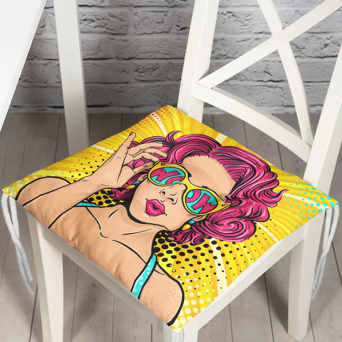 Sarı Zeminli Pop Art Girl Desenli Dekoratif Pofuduk Sandalye Minderi Realhomes