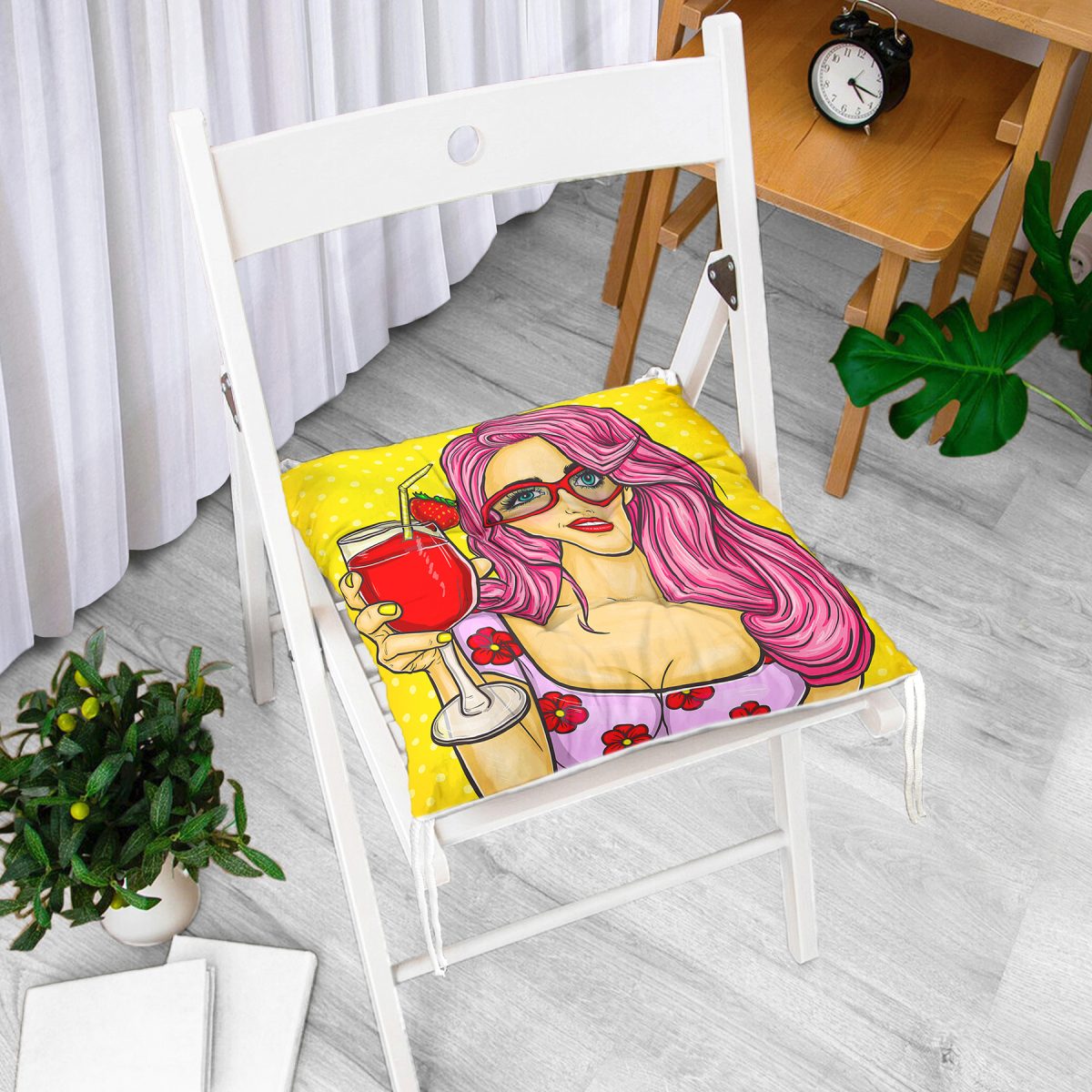 Sarı Zeminli Popart Girl Desenli Dekoratif Pofuduk Sandalye Minderi Realhomes