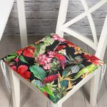 - P3320-Gorsel - Realhomes Siyah Zeminde 3D Tropikal Papağanlar Modern Pofuduk Sandalye Minderi Realhomes