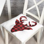 - P3369-Gorsel - Realhomes Ekose Geyik Kırmızı Siyah Tasarımlı Dekoratif Pofuduk Sandalye Minderi Realhomes