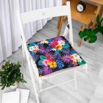 - P3372-Gorsel-1 - Realhomes Siyah Zeminde Rengarenk Çiçekler Tasarımlı Dekoratif Pofuduk Sandalye Minderi Realhomes