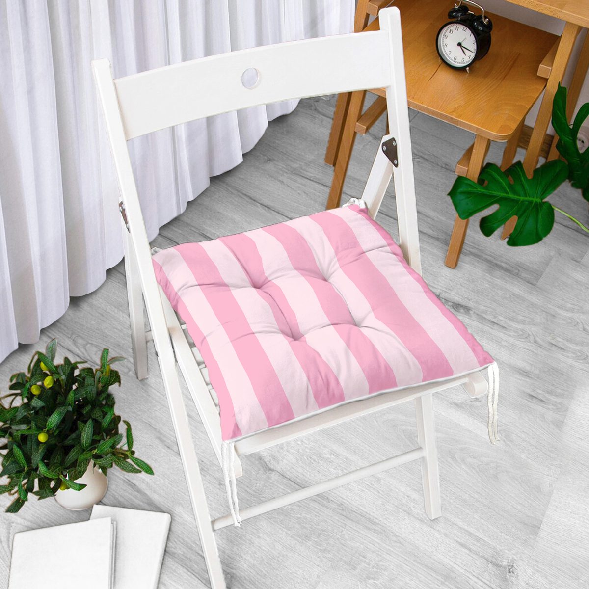 Pembe Renklerin Uyumu Modern Tasarımlı Dekoratif Pofuduk Sandalye Minderi Realhomes