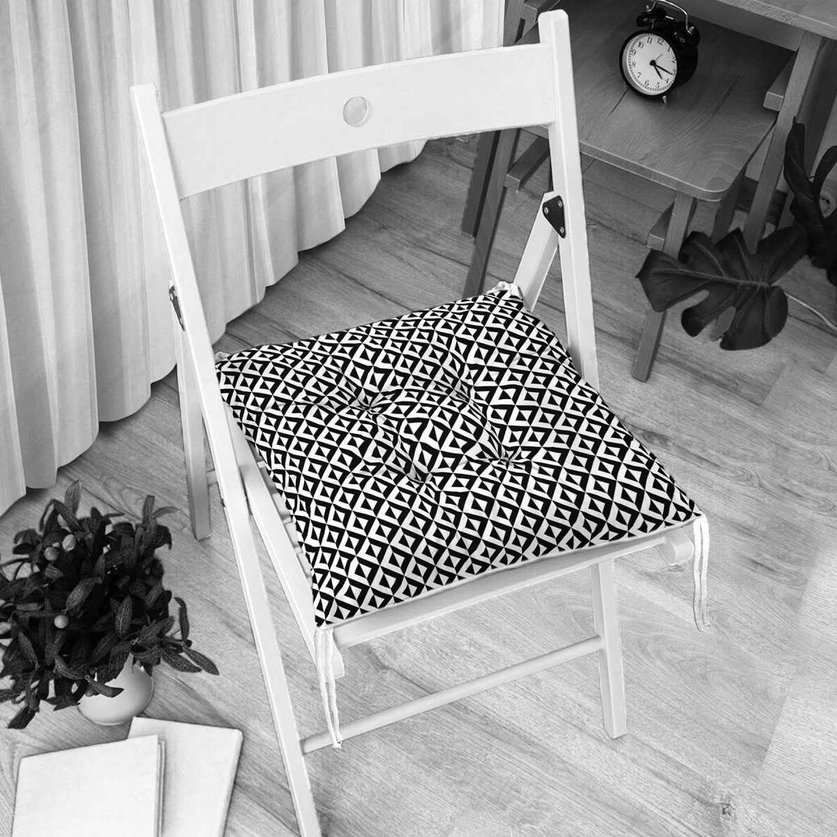 Siyah Beyaz Üçgen Geometrik Desenli Dijital Baskılı Pofuduk Sandalye Minderi Realhomes