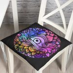 - P5009siyah-Gorsel - Realhomes RealHomes Siyah Zeminde Renkli Üçüncü Göz Motifli Pofuduk Sandalye Minderi Realhomes