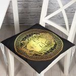 - P5034-Gorsel - Realhomes RealHomes Özel Tasarım Siyah Zeminde Gold Medusa Dekoratif Pofuduk Sandalye Minderi Realhomes