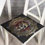 - P5049-Gorsel - Realhomes Gold Çerçeve İçerisinde Gül Kuru Kafa Motifli Dekoratif Pofuduk Sandalye Minderi Realhomes