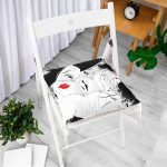- P5083-Gorsel-1 - Realhomes Kırmızı Rujlu Siyah Beyaz Fashion Girl Motifli Pofuduk Sandalye Minderi Realhomes