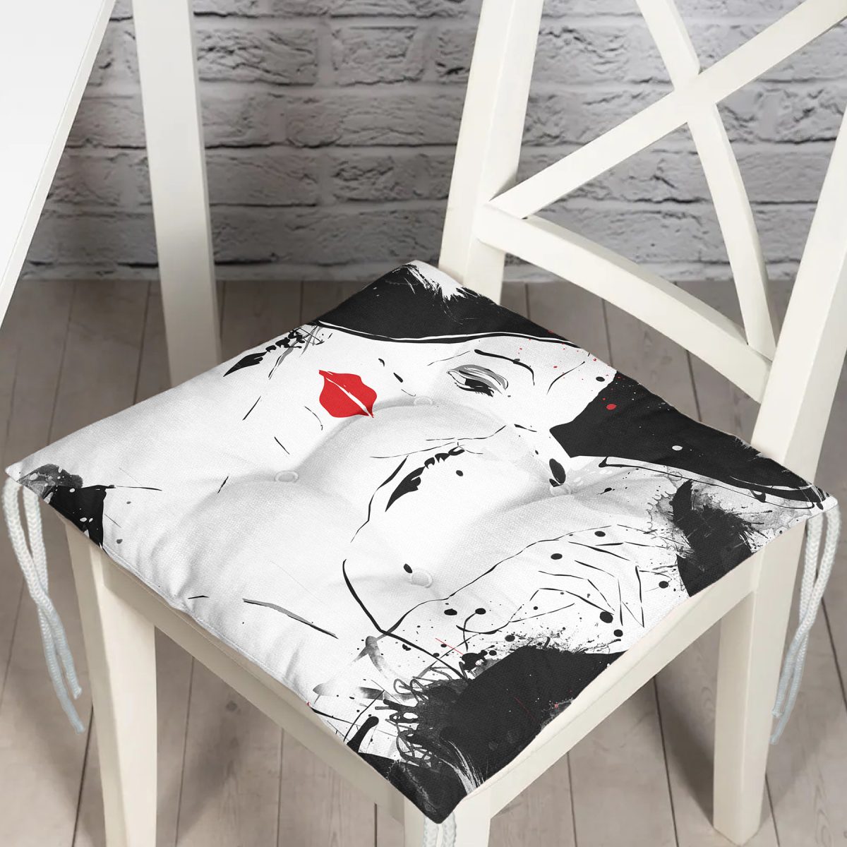 Kırmızı Rujlu Siyah Beyaz Fashion Girl Motifli Pofuduk Sandalye Minderi Realhomes