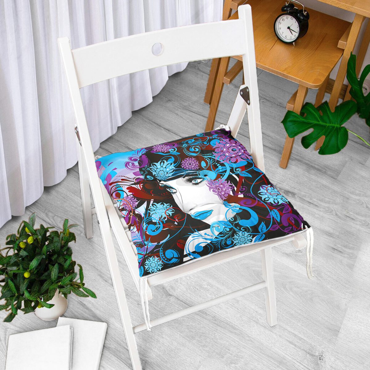 Mavi Ağırlıklı Çiçek Motifli Beautiful Girl Dekoratif Pofuduk Sandalye Minderi Realhomes
