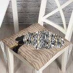 - P5099-ayna-Gorsel - Realhomes Vizon Zeminde Zenci Kadın Tasarımlı Pofuduk Sandalye Minderi Realhomes