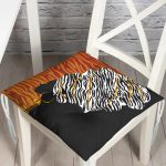 - P5100-ayna-Gorsel - Realhomes Siyah Ve Karamel Zeminde Zenci Kadın Dijital Baskılı Pofuduk Sandalye Minderi Realhomes