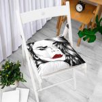 - P5102-Gorsel-1 - Realhomes Kırmızı Dudaklı Kara Kalem Çizimli Özel Tasarım Pofuduk Sandalye Minderi Realhomes