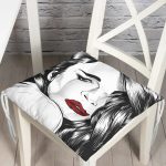 - P5102-Gorsel - Realhomes Kırmızı Dudaklı Kara Kalem Çizimli Özel Tasarım Pofuduk Sandalye Minderi Realhomes