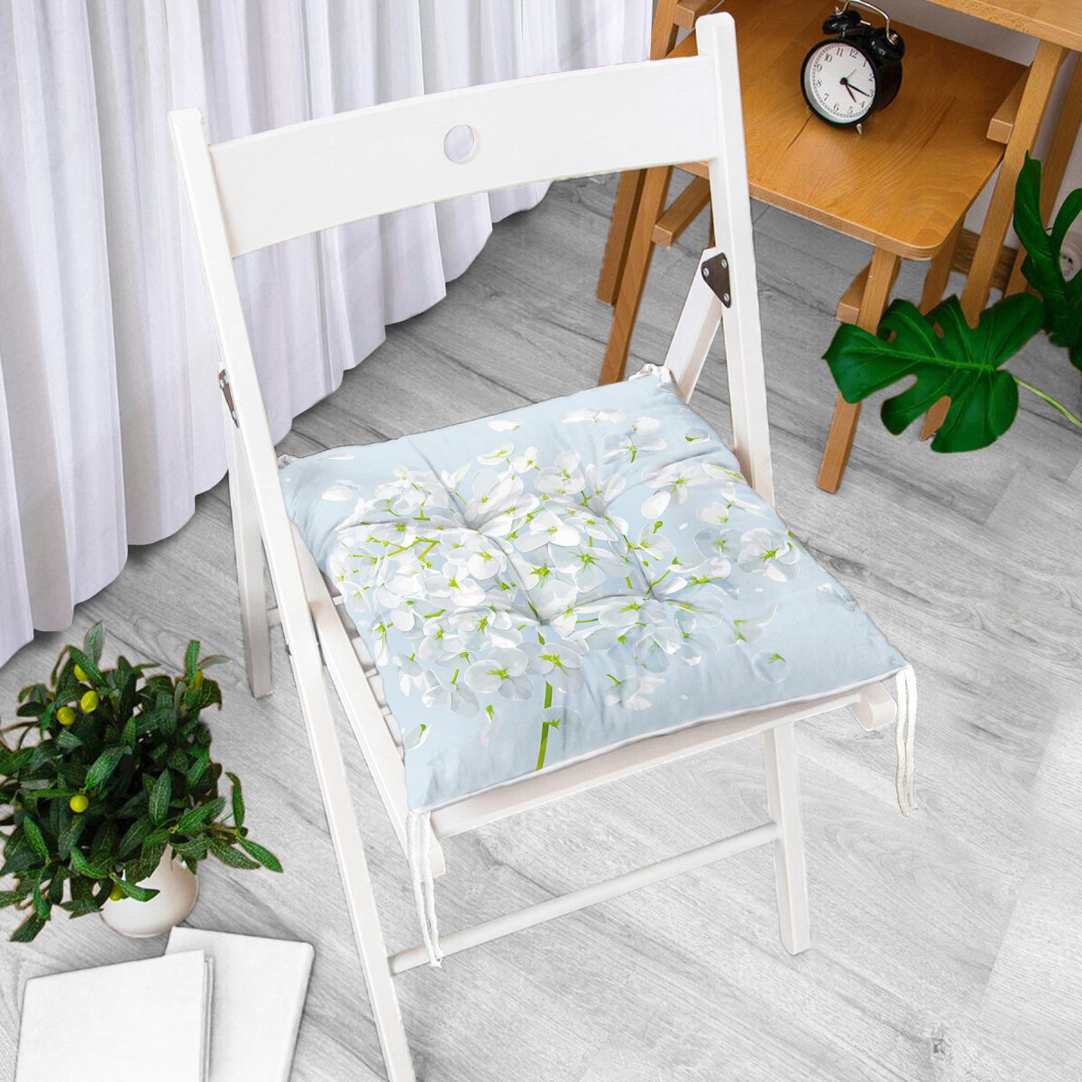 Mavi Zeminde Beyaz Ortanca Çiçeği Baskılı Pofuduk Sandalye Minderi Realhomes