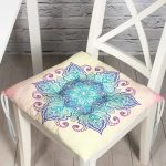 - P5121-Gorsel - Realhomes Pembe Zeminde Mavi Mandala Çizimli Modern Pofuduk Sandalye Minderi Realhomes