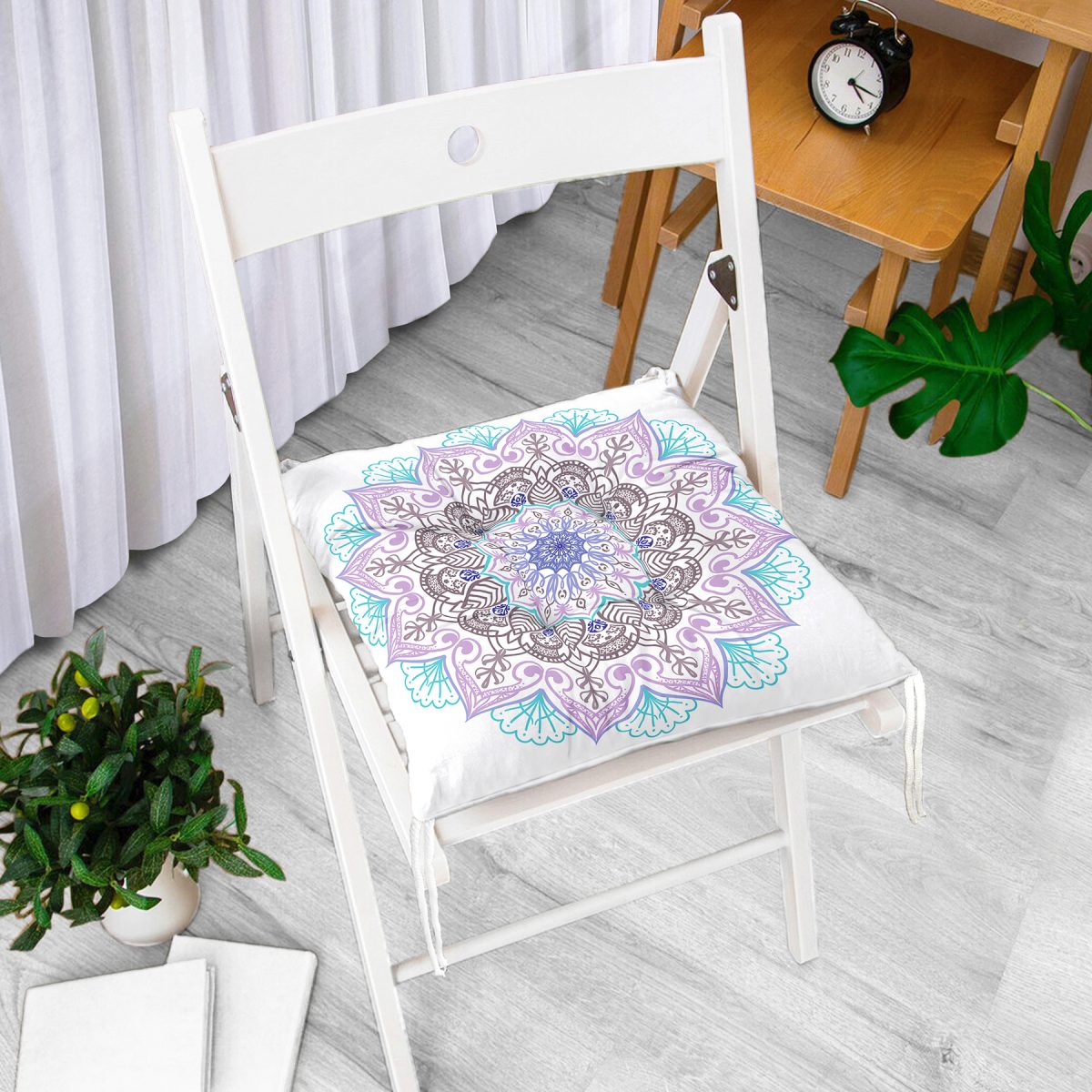 Beyaz Zeminde Açık Renkte Mandala Pofuduk Sandalye Minderi Realhomes