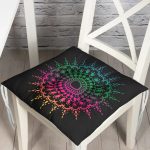 - P5144-Gorsel - Realhomes Siyah Zeminde Pembe Yeşil Mandala Motifli Pofuduk Sandalye Minderi Realhomes