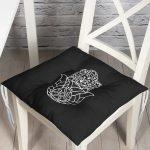 - P5210-Gorsel - Realhomes Siyaz Zeminde Beyaz Fatma Ana Eli Motifli Pofuduk Sandalye Minderi Realhomes