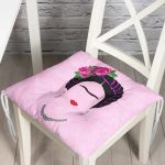 - P5211-Gorsel - Realhomes Pembe Zeminde Kahlo Frida Baskılı Pofuduk Sandalye Minderi Realhomes
