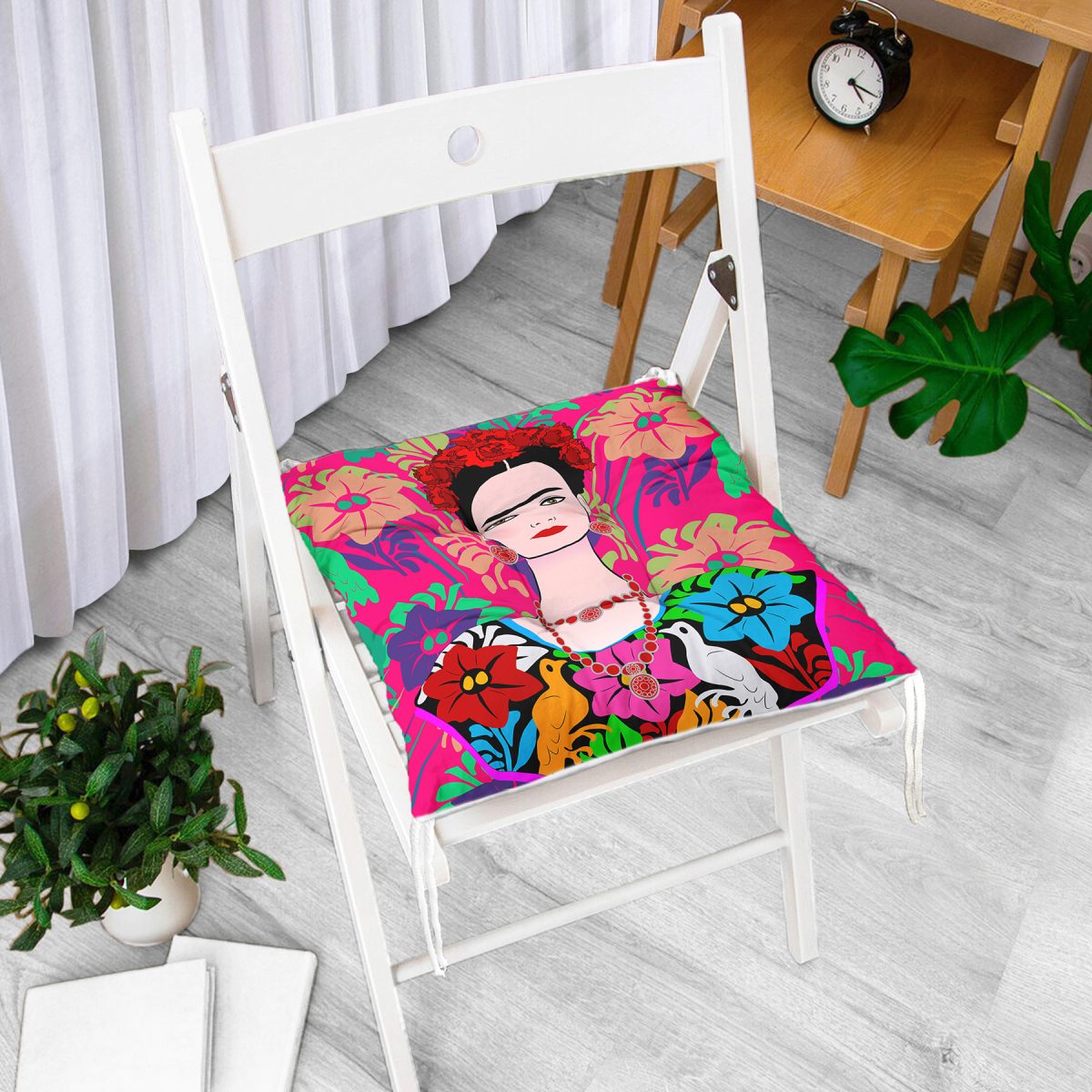 Fuşya Zeminde Frida Kahlo Motifli Özel Tasarım Pofuduk Sandalye Minderi Realhomes