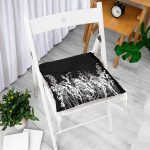 - P5233-Gorsel-1 - Realhomes Siyah Zeminde Beyaz Ve Gri Çiçek Temalı Özel Tasarım Pofuduk Sandalye Minderi Realhomes