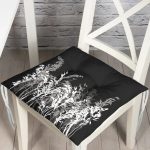 - P5233-Gorsel - Realhomes Siyah Zeminde Beyaz Ve Gri Çiçek Temalı Özel Tasarım Pofuduk Sandalye Minderi Realhomes