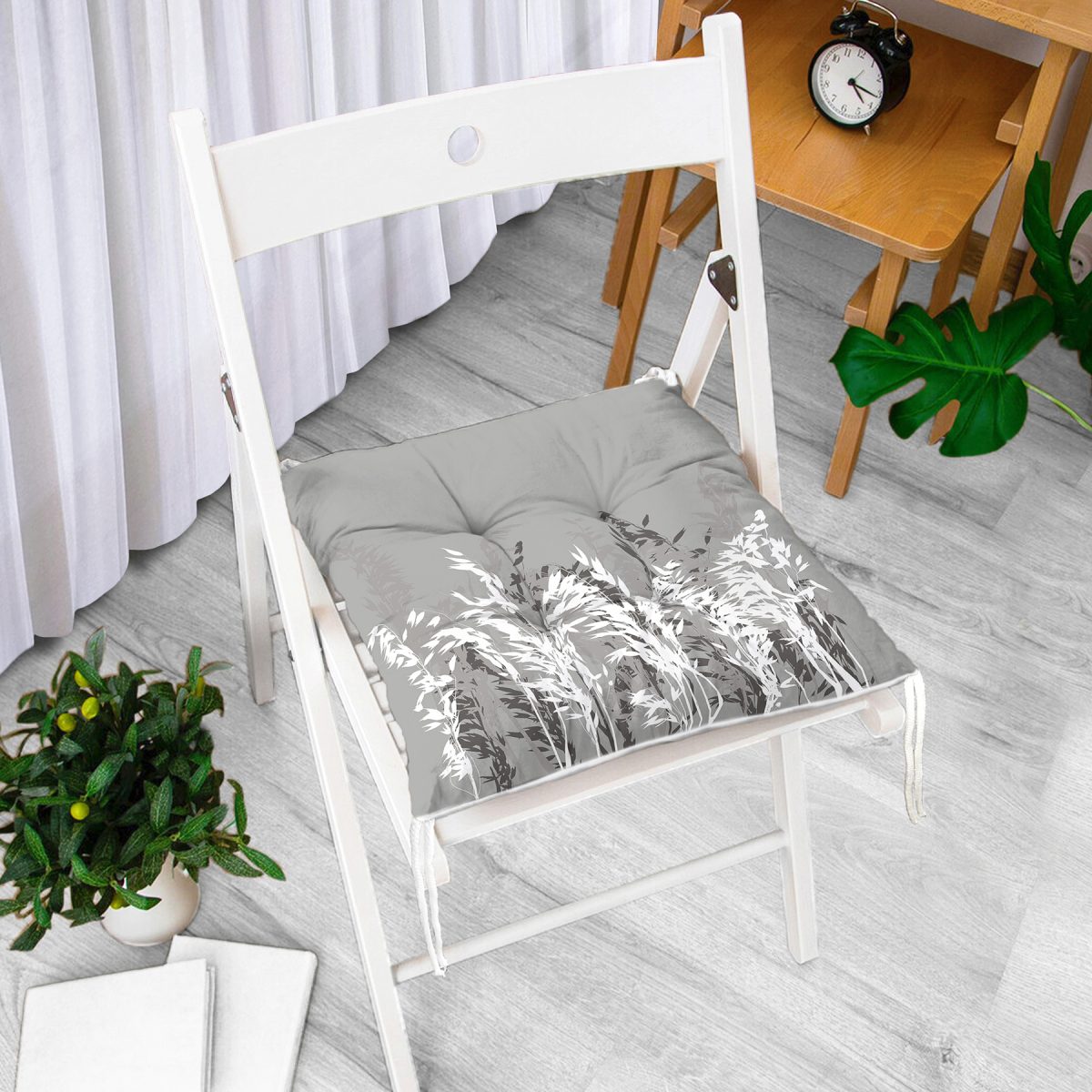 Gri Zeminde Beyaz Çiçek Motifli Özel Tasarım Pofuduk Sandalye Minderi Realhomes