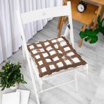 - P5236kahve-Gorsel-1 - Realhomes Kahve Zeminde Geometrik Kare Motifli Dekoratif Pofuduk Sandalye Minderi Realhomes