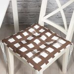 - P5236kahve-Gorsel - Realhomes Kahve Zeminde Geometrik Kare Motifli Dekoratif Pofuduk Sandalye Minderi Realhomes