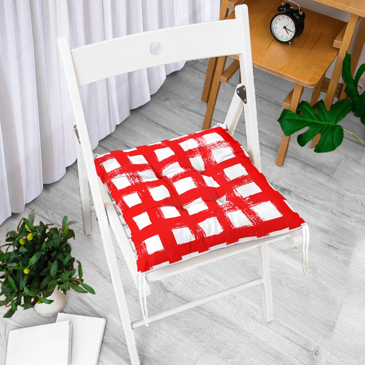 Kırmızı Zeminde Geometrik Kare Motifli Dekoratif Pofuduk Sandalye Minderi Realhomes