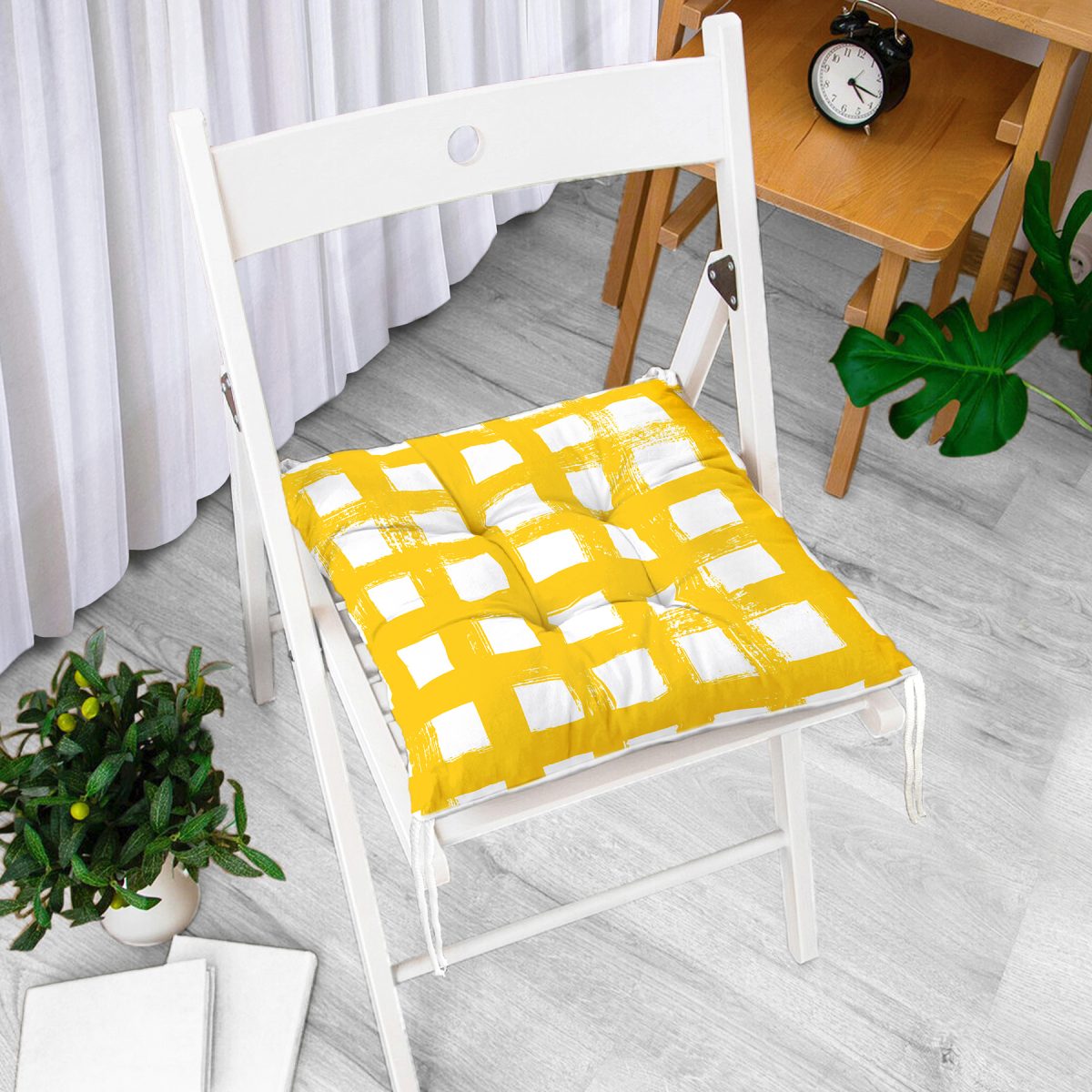 Sarı Zeminde Geometrik Kare Motifli Dekoratif Pofuduk Sandalye Minderi Realhomes