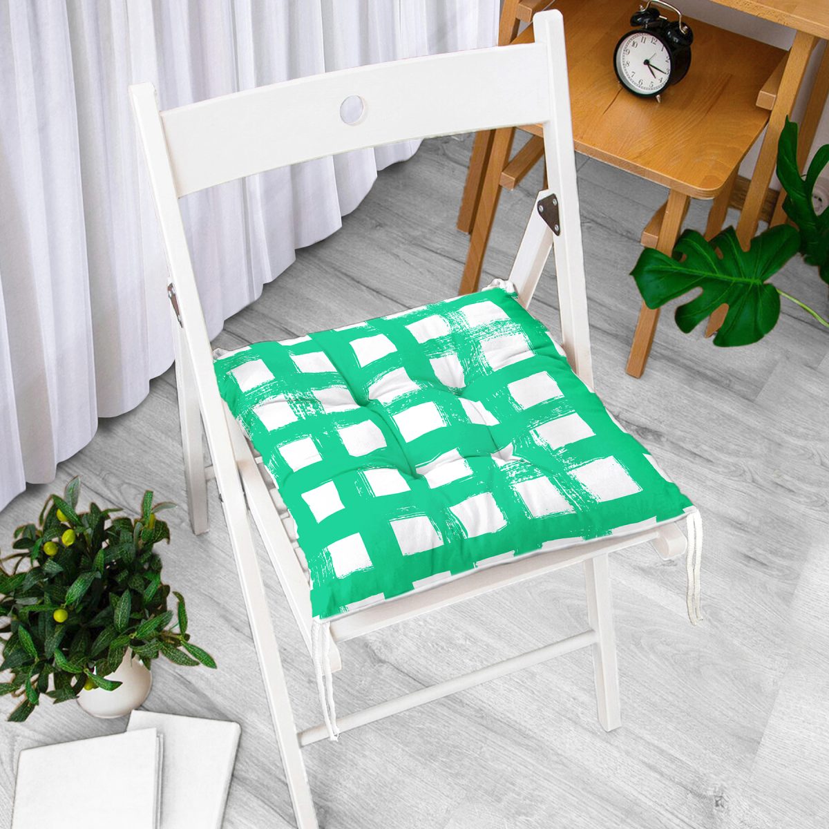 Yeşil Zeminde Geometrik Kare Motifli Dekoratif Pofuduk Sandalye Minderi Realhomes