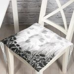 - P5238-Gorsel - Realhomes  RealHomes Siyah Çiçekler Üzerinde Kelebek Motifli Özel Tasarım Pofuduk Sandalye Minderi Realhomes