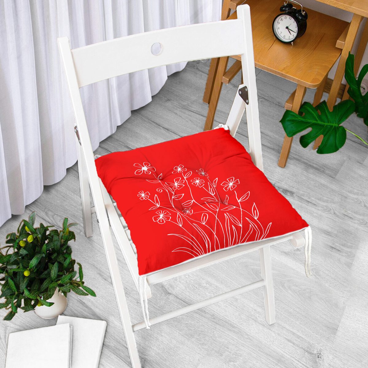 Kırmızı Zemin Üzerinde Çiçek Desenli Pofuduk Sandalye Minderi Realhomes