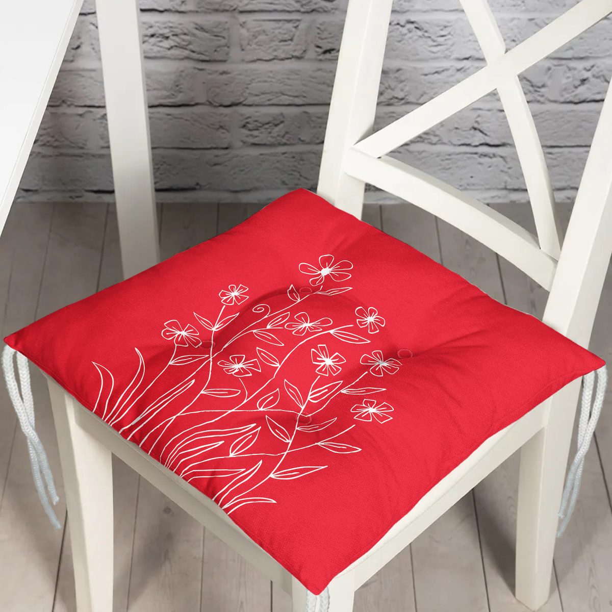 Kırmızı Zemin Üzerinde Çiçek Desenli Pofuduk Sandalye Minderi Realhomes