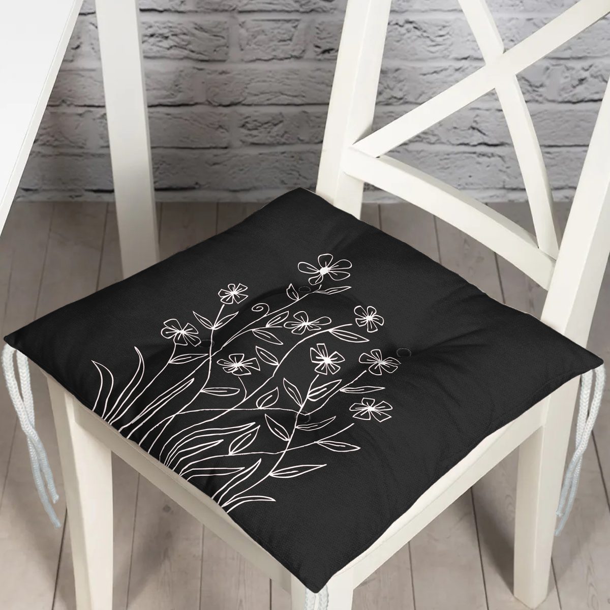 Siyah Zemin Üzerinde Çiçek Motifli Özel Tasarım Pofuduk Sandalye Minderi Realhomes
