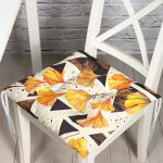 - P5248-Gorsel - Realhomes  Geometrik Çizimler Üzerinde Gold ÇiÇek Desenkli Pofuduk Sandalye Minderi Realhomes