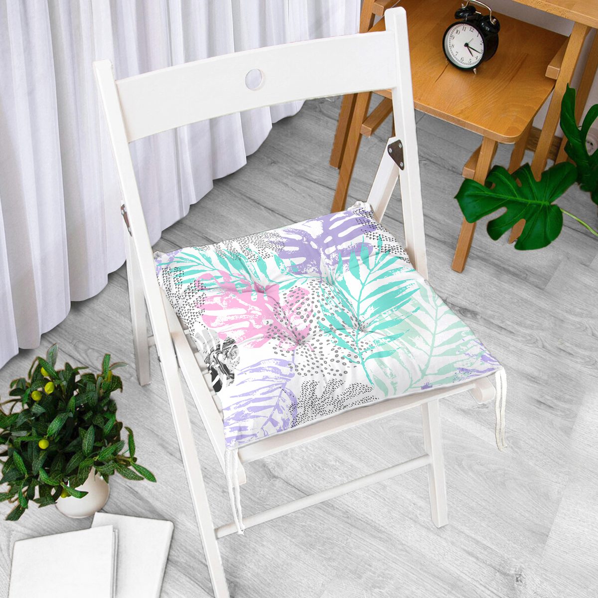 Beyaz Zemin Üzerinde Sulu BoYa Renkli Yaprak Çizimli Modern Pofuduk Sandalye Minderi Realhomes
