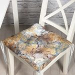 - P5253-Gorsel - Realhomes Mermer Zeminde Gold Sulu Boya Çalışması Desenli Pofuduk Sandalye Minderi Realhomes