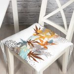 - P5255-Gorsel - Realhomes  Beyaz Zeminde Mavi Ve Turuncu Yaprak Desenli Pofuduk Sandalye Minderi Realhomes