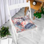 - P5257-Gorsel-1 - Realhomes  Gri Zemin Üzerimde Pembe Ve Lacivert Baskılı Yaprak Motifli Pofuduk Sandalye Minderi Realhomes