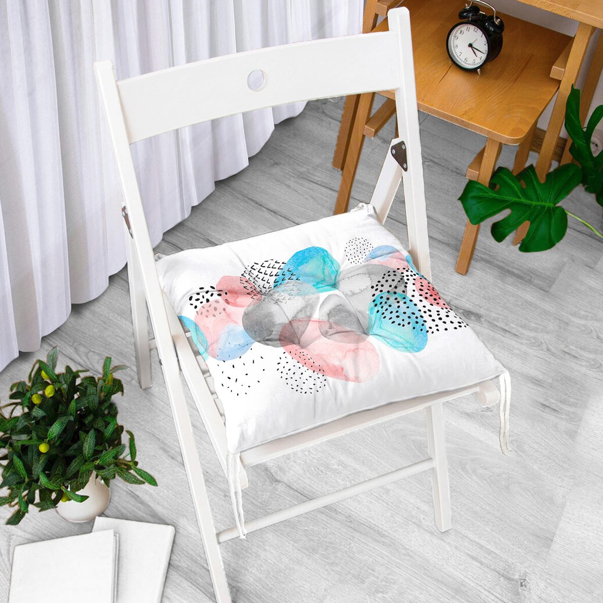 Beyaz Zeminde Renkli Yumurta Desenli Özel Tasarım Pofuduk Sandalye Minderi Realhomes